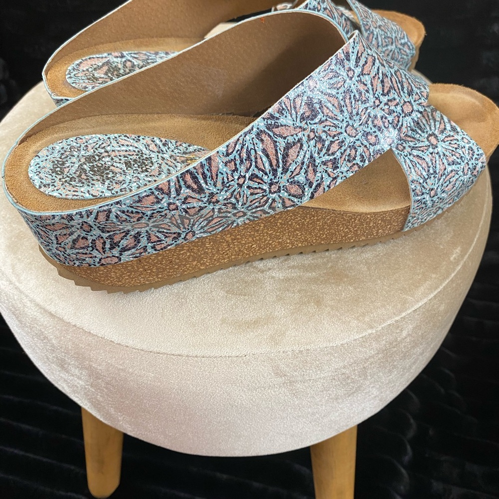 Wedge Sandals - Picture 2 of 5